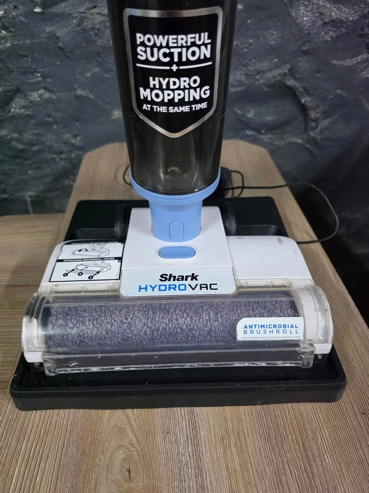 Vacuum cleaner with charging base - photo 2