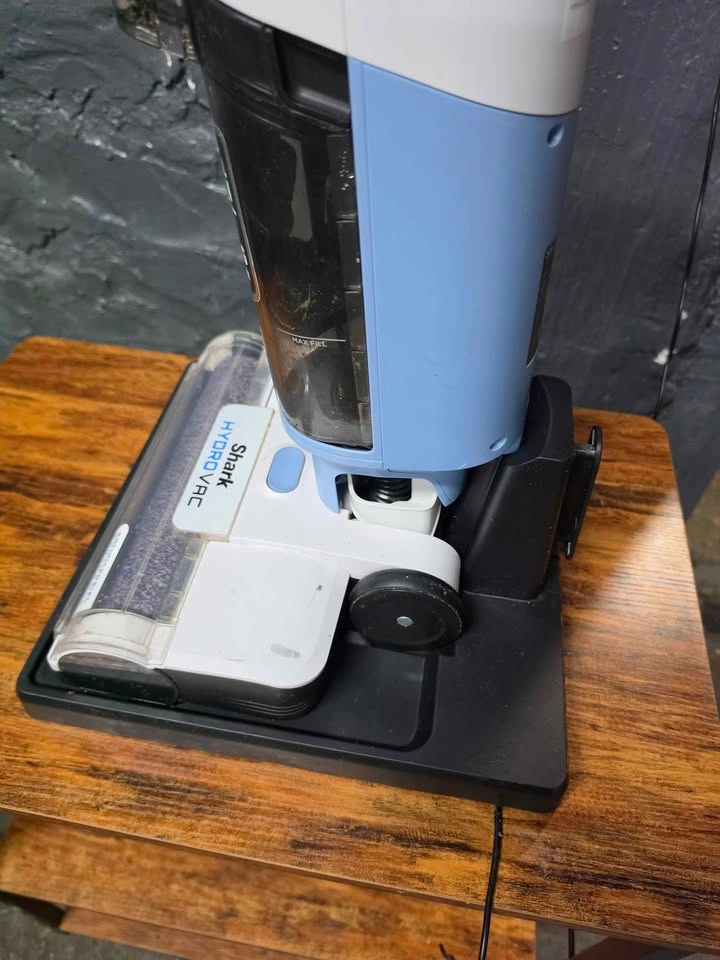 Vacuum cleaner with charging base - photo 4