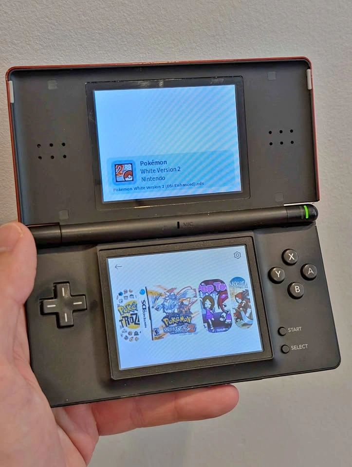 Nintendo DS Lite - Red - Includes R4