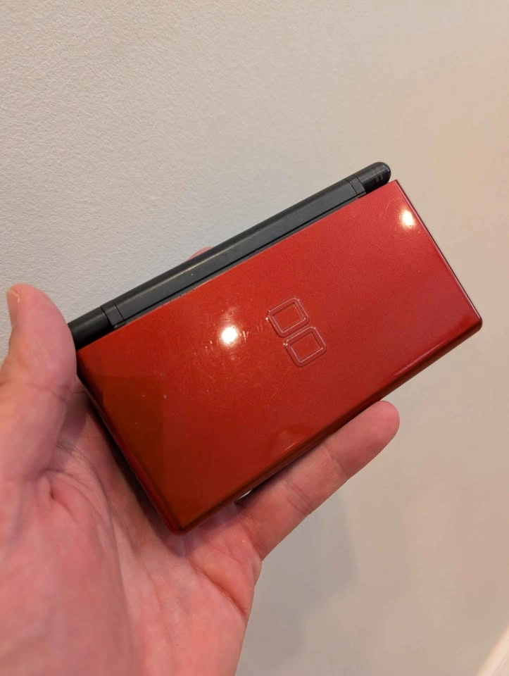 Nintendo DS Lite - Red - Includes R4 - photo 2