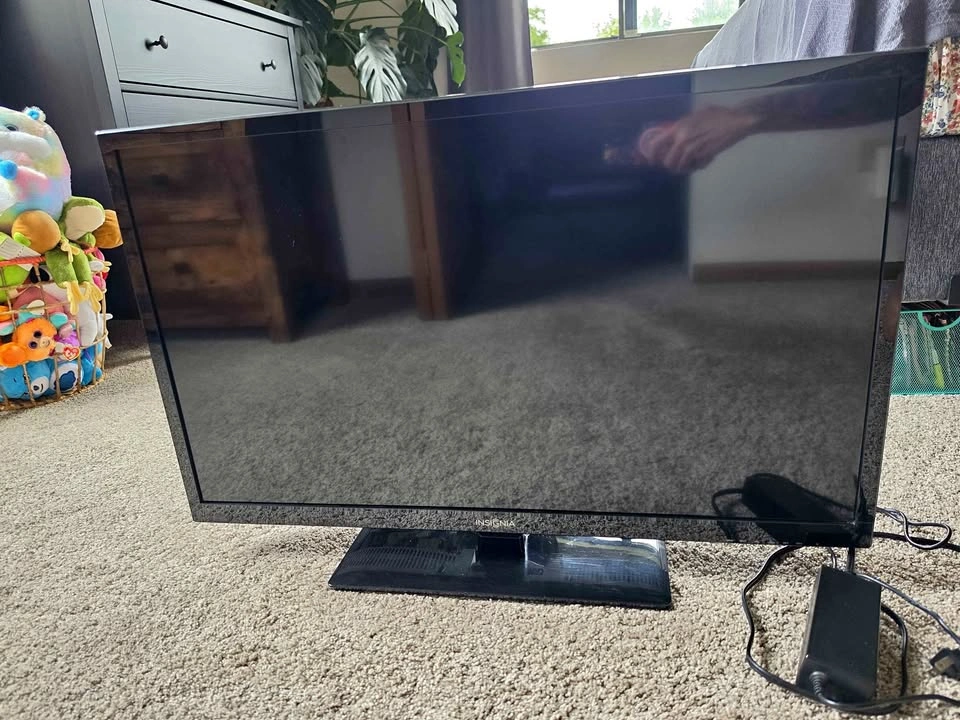 Insignia 32" LED TV