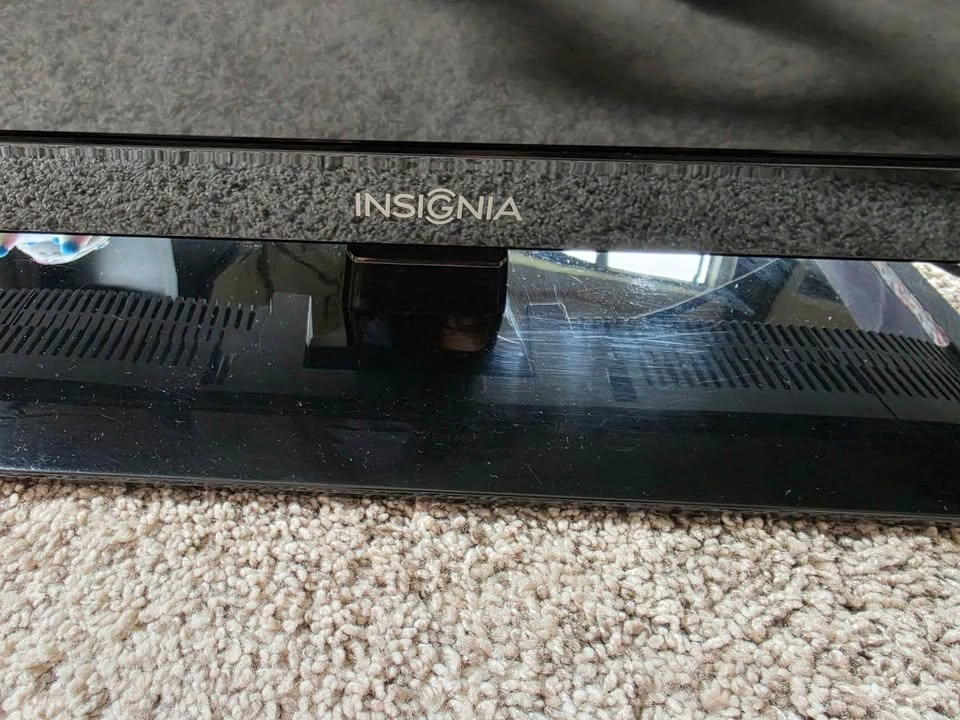 Insignia 32" LED TV - photo 4