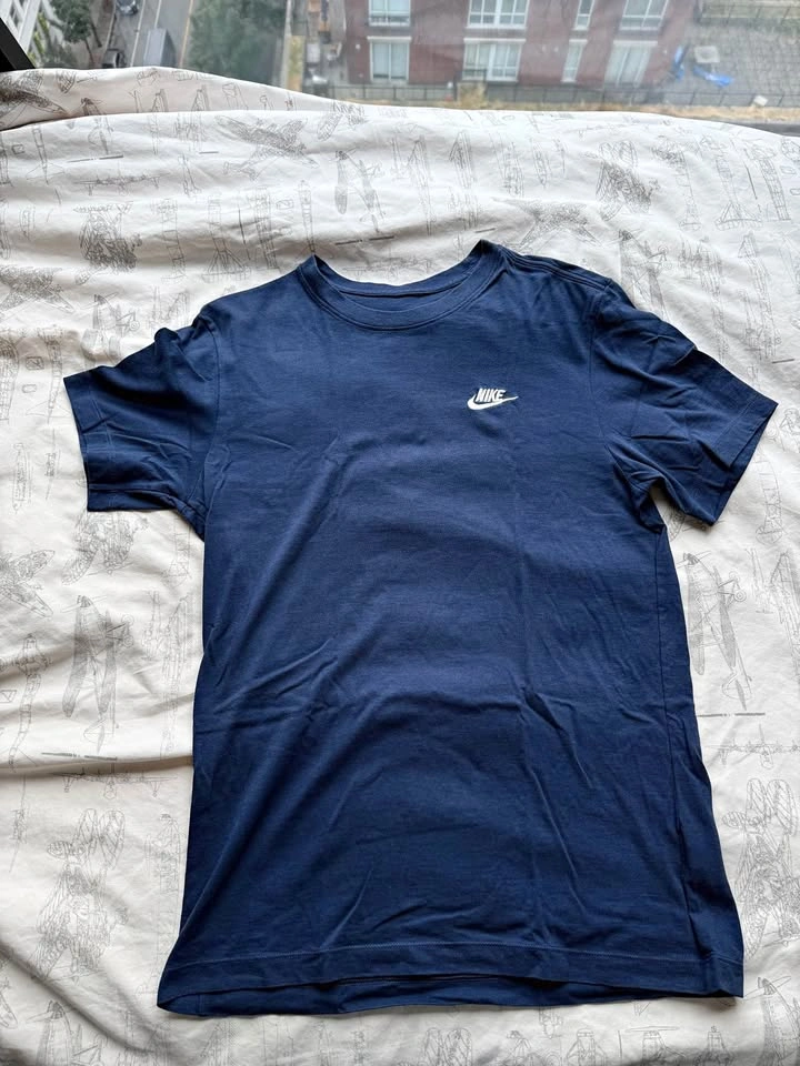 Nike navy blue t-shirt: Size Small