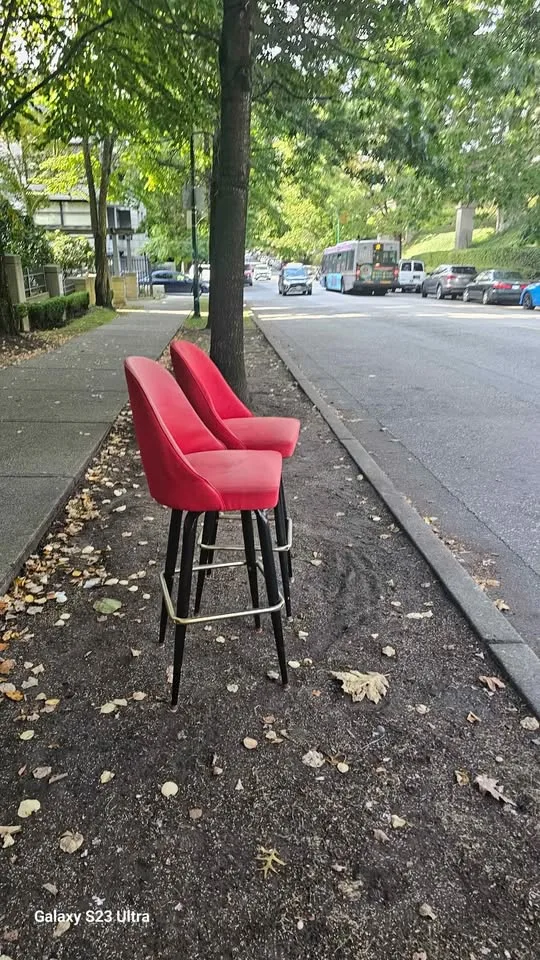 Red Bar Stools image indicator(2)