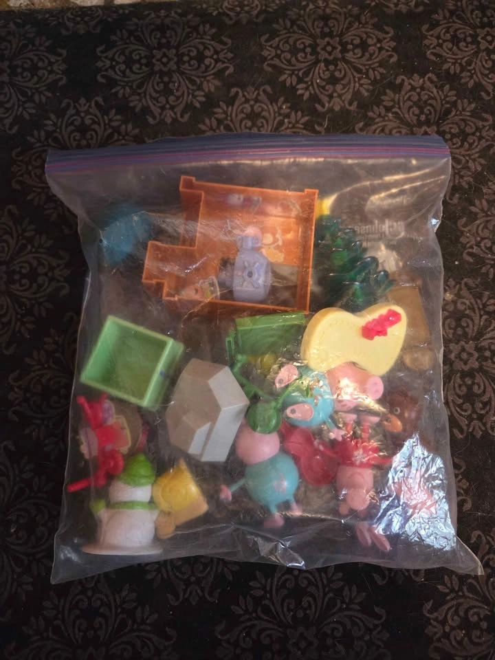 Peppa Pig Lunchbox and Figurine Toys - photo 4