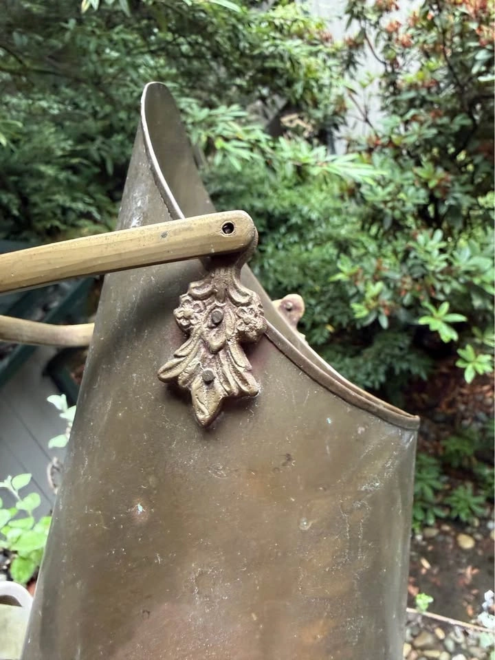 Vintage solid brass coal scuttle or fireside bucket - photo 4