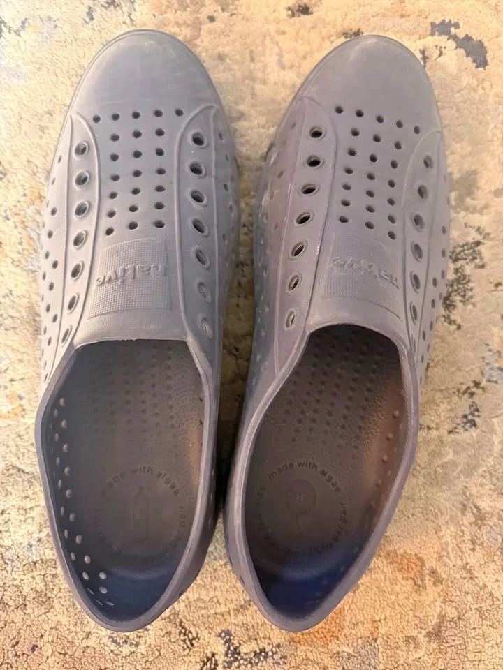 Native Jefferson Bloom Shoes. Size 8