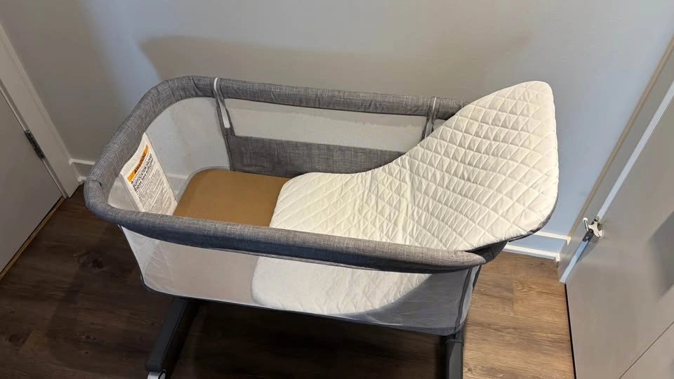 🛏️ Bedside Bassinet – Excellent Condition - photo 3