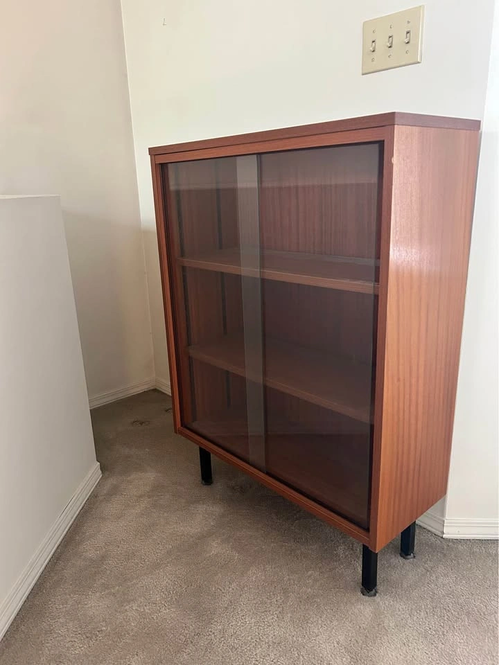 Vintage MCM wood & glass cabinet - photo 3