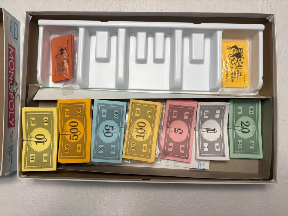 Parker Brothers Monopoly Board Game - photo 3