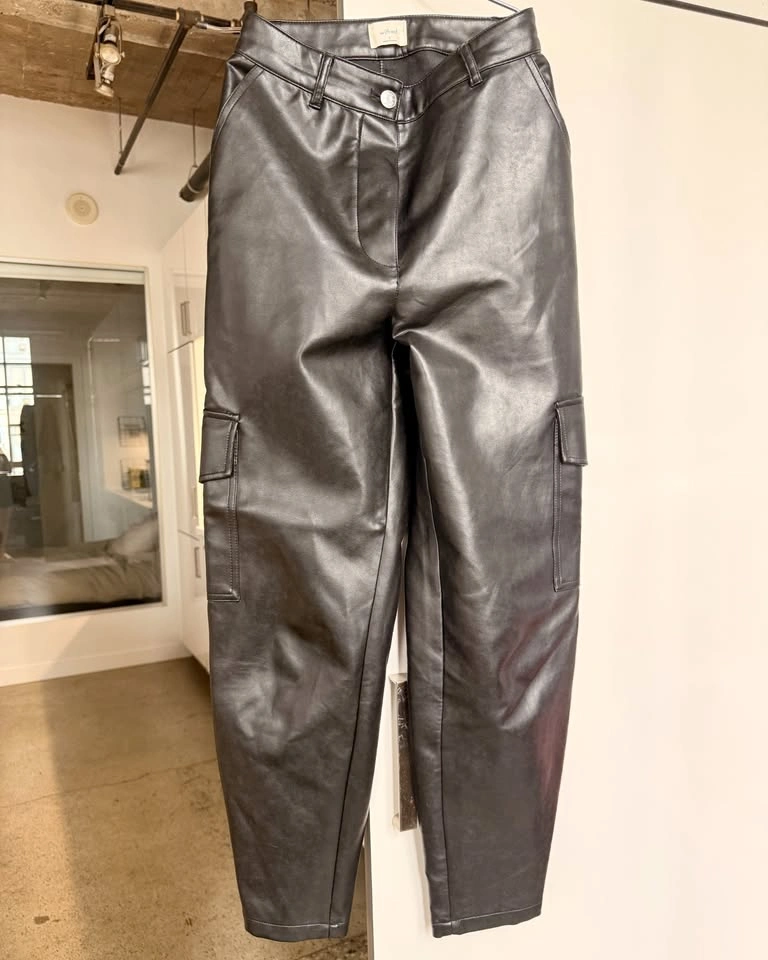 Wilfred Vegan Leather Cargo Pants – Size 2