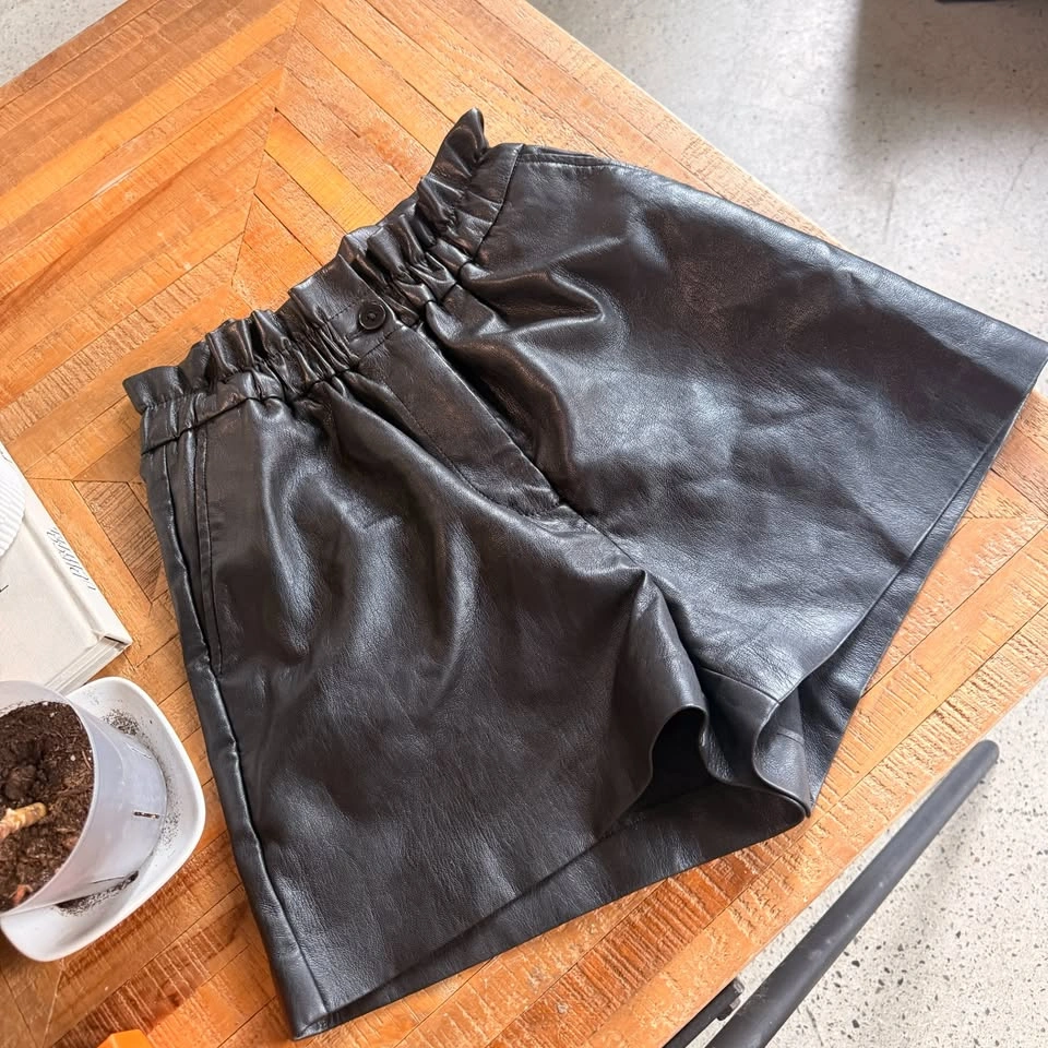 Aritzia Wilfred Black Vegan Leather Paperbag Shorts - Size 0 - photo 2