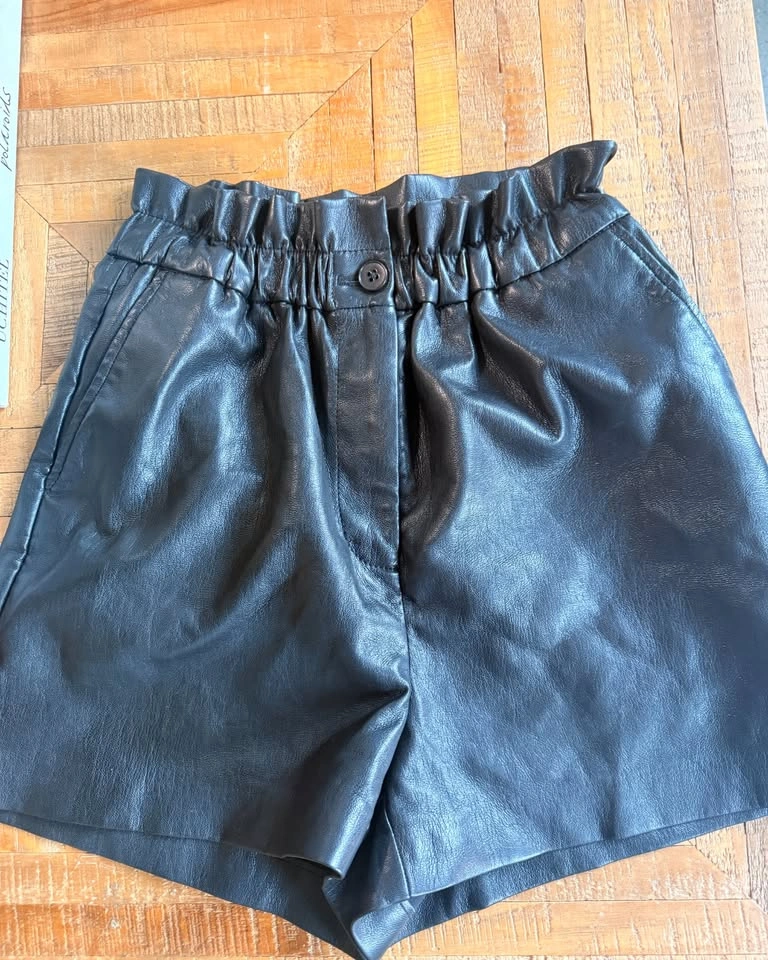 Aritzia Wilfred Black Vegan Leather Paperbag Shorts - Size 0 - photo 3