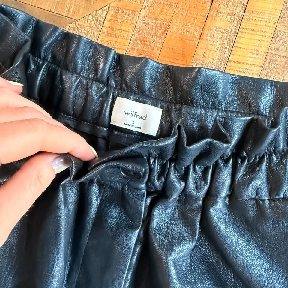 Aritzia Wilfred Black Vegan Leather Paperbag Shorts - Size 0 - photo 4