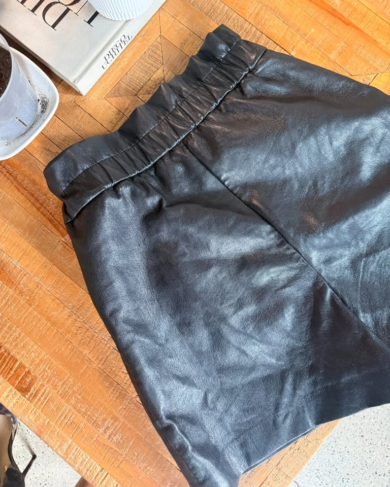 Aritzia Wilfred Black Vegan Leather Paperbag Shorts - Size 0 - photo 5