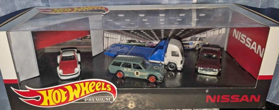 Hot Wheels Premium Nissan Garage Set