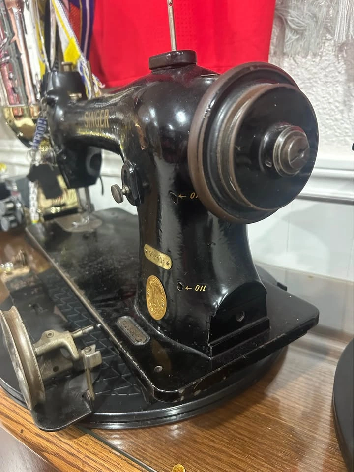 Vintage Singer 96K40 Industrial Sewing Machine - photo 2