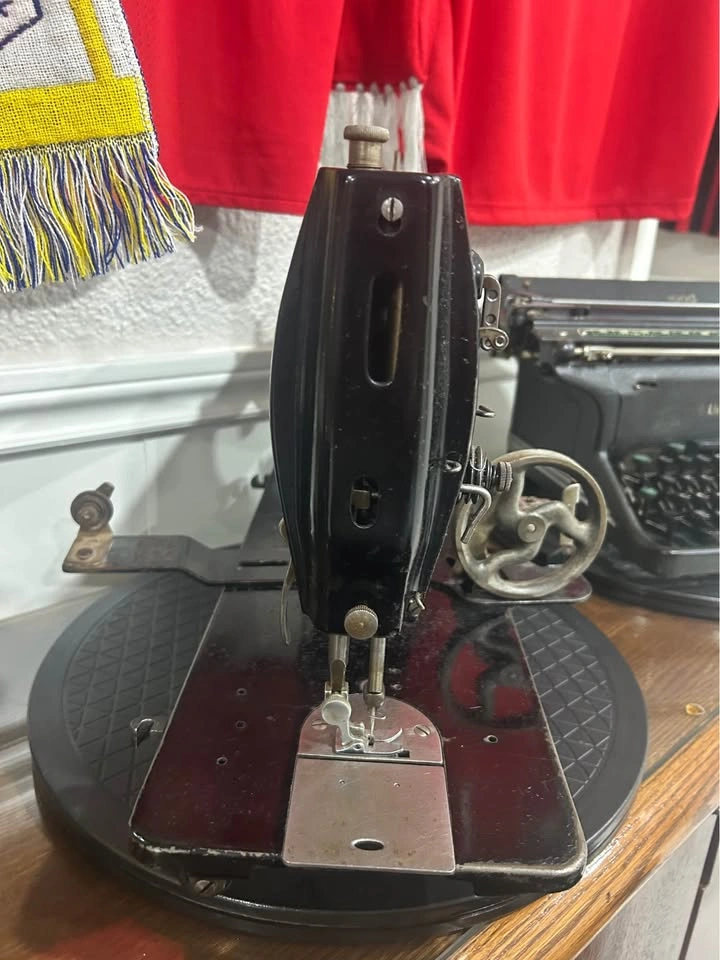 Vintage Singer 96K40 Industrial Sewing Machine - photo 4