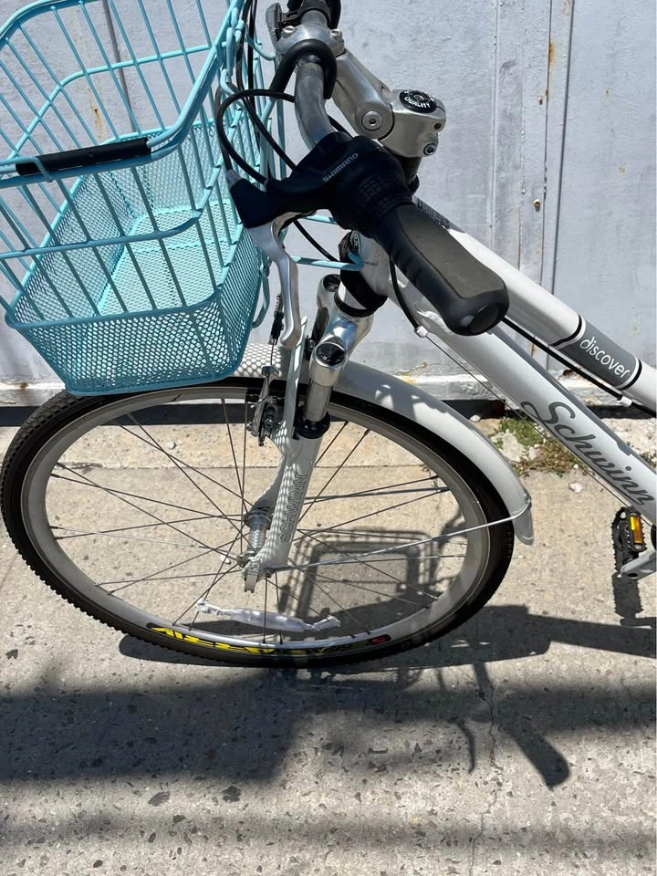 Schwinn Discover Hybrid Bike pick up & cash only - photo 3