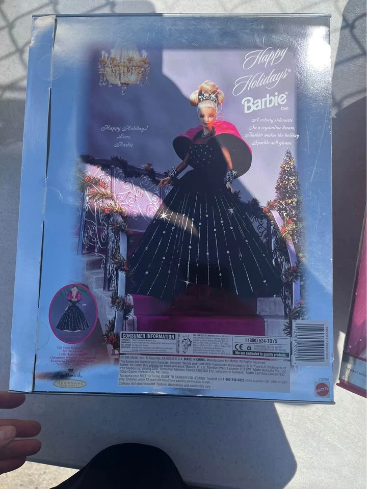 1998 Happy Holidays Barbie Special Edition Doll - photo 2