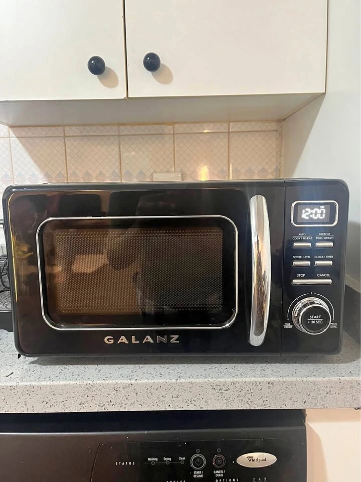 Galanz Microwave - GLCMKZ07BKR07