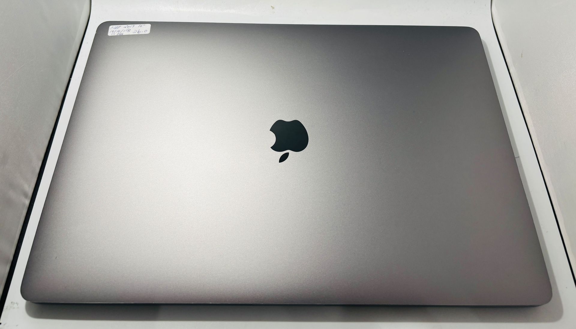 Apple MacBook Pro 16” 2019 i9 16GB RAM 1TB Radeon Pro 5500M - photo 3