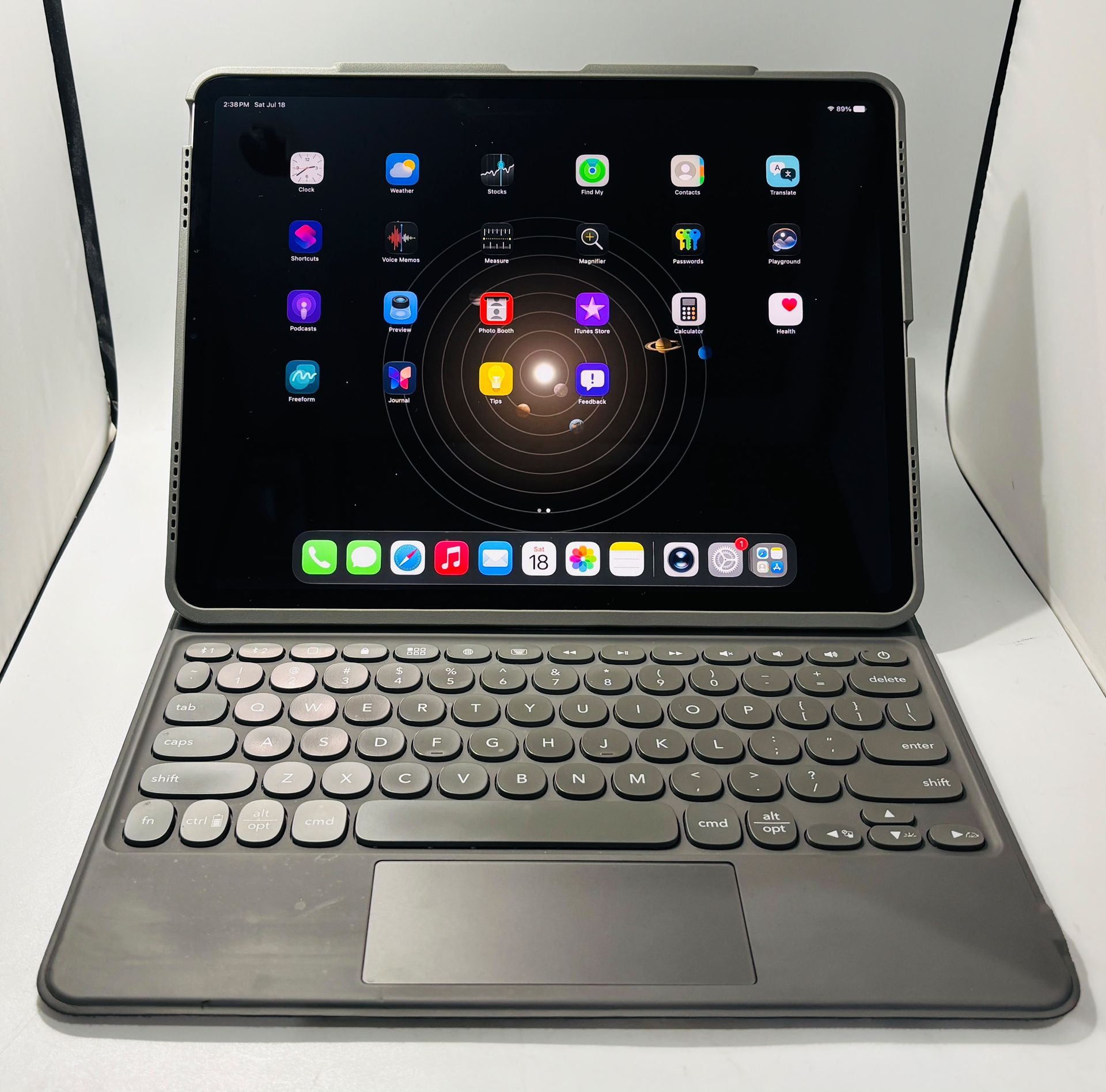 Apple Ipad Pro 12.9” 6th Gen 128GB with Keyboard