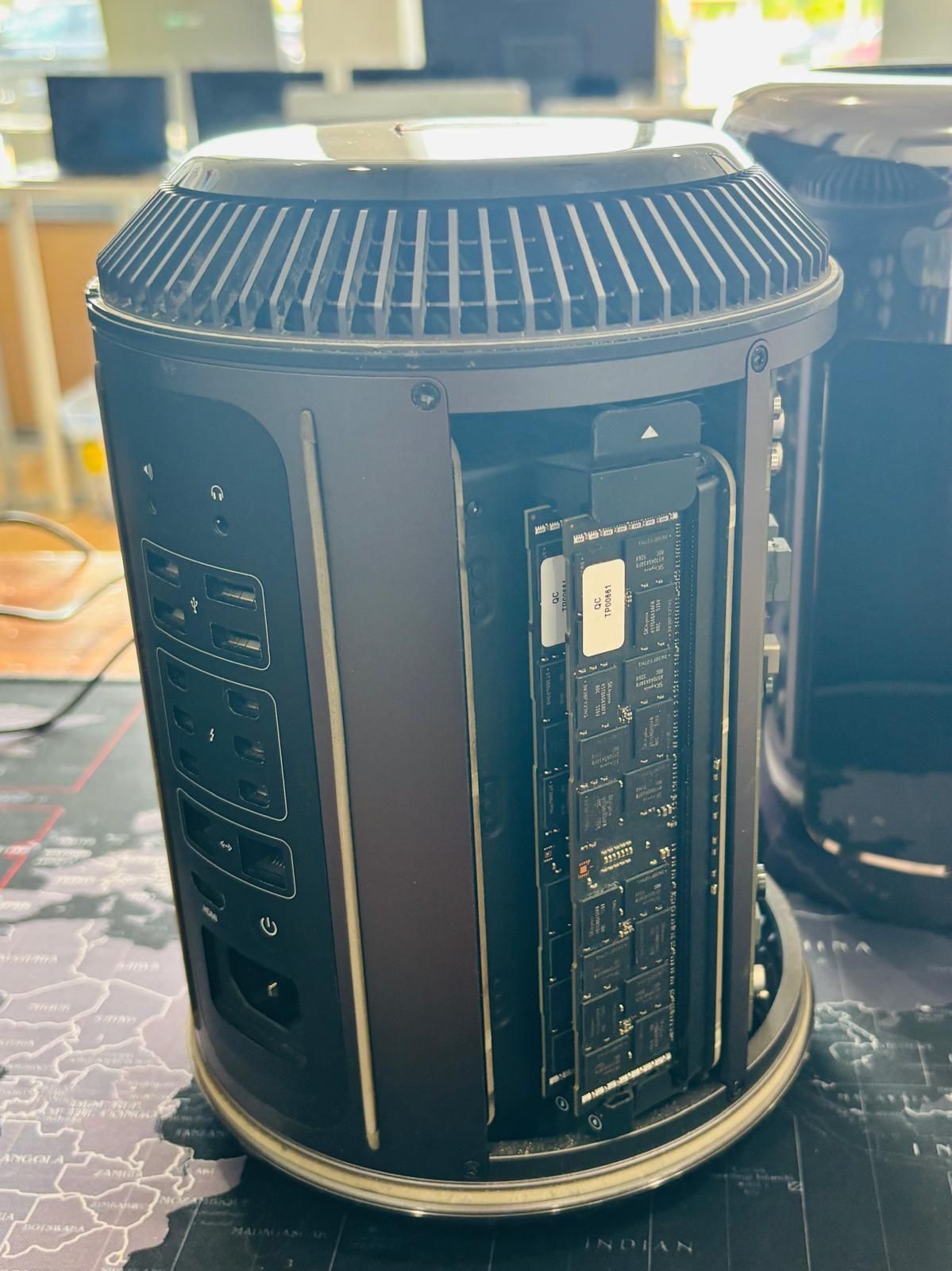 Apple Mac Pro Late 2013 8-Core Xeon 64GB RAM 1TB SSD - photo 4