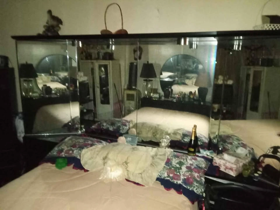 Queen bedroom with mirrored headboard - photo 3