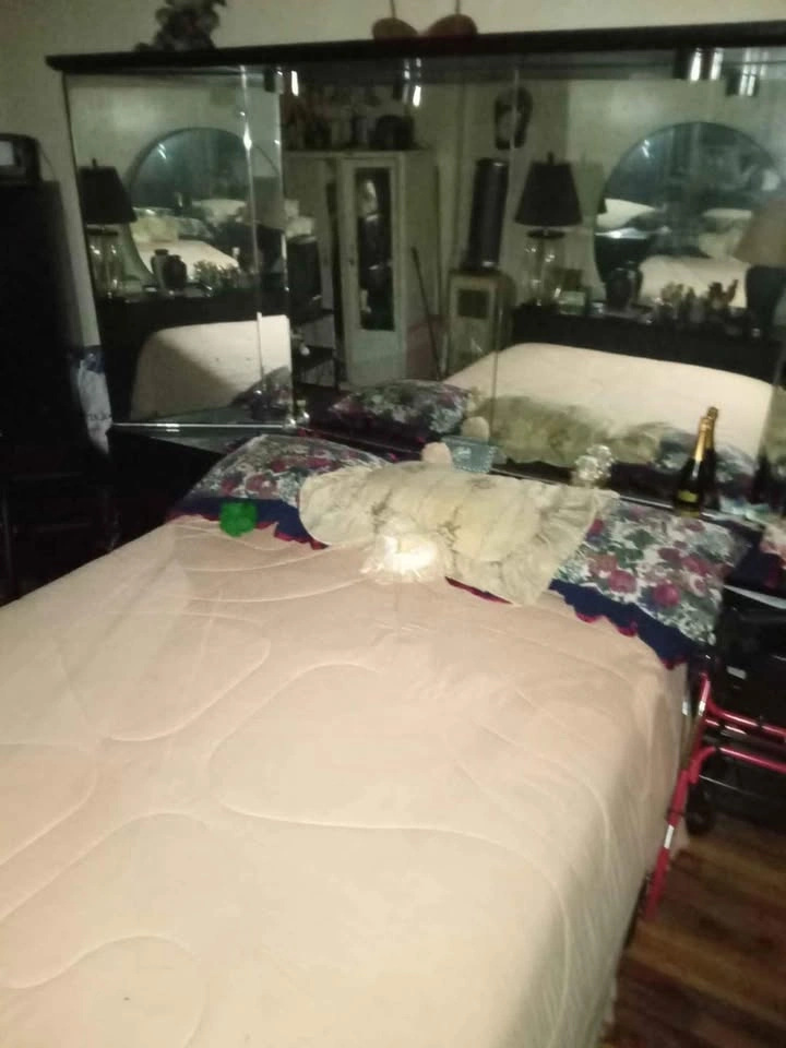 Queen bedroom with mirrored headboard - photo 4