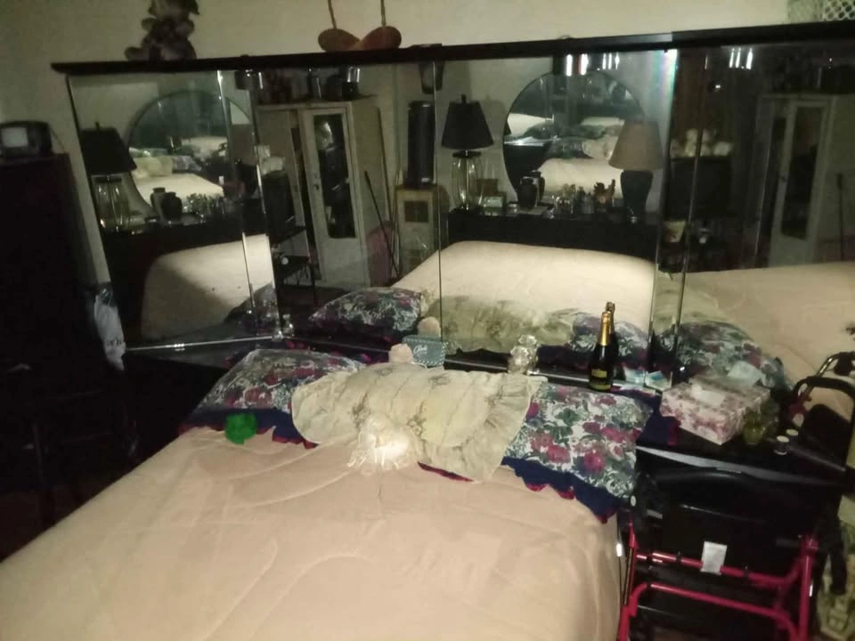 Queen bedroom with mirrored headboard - photo 5