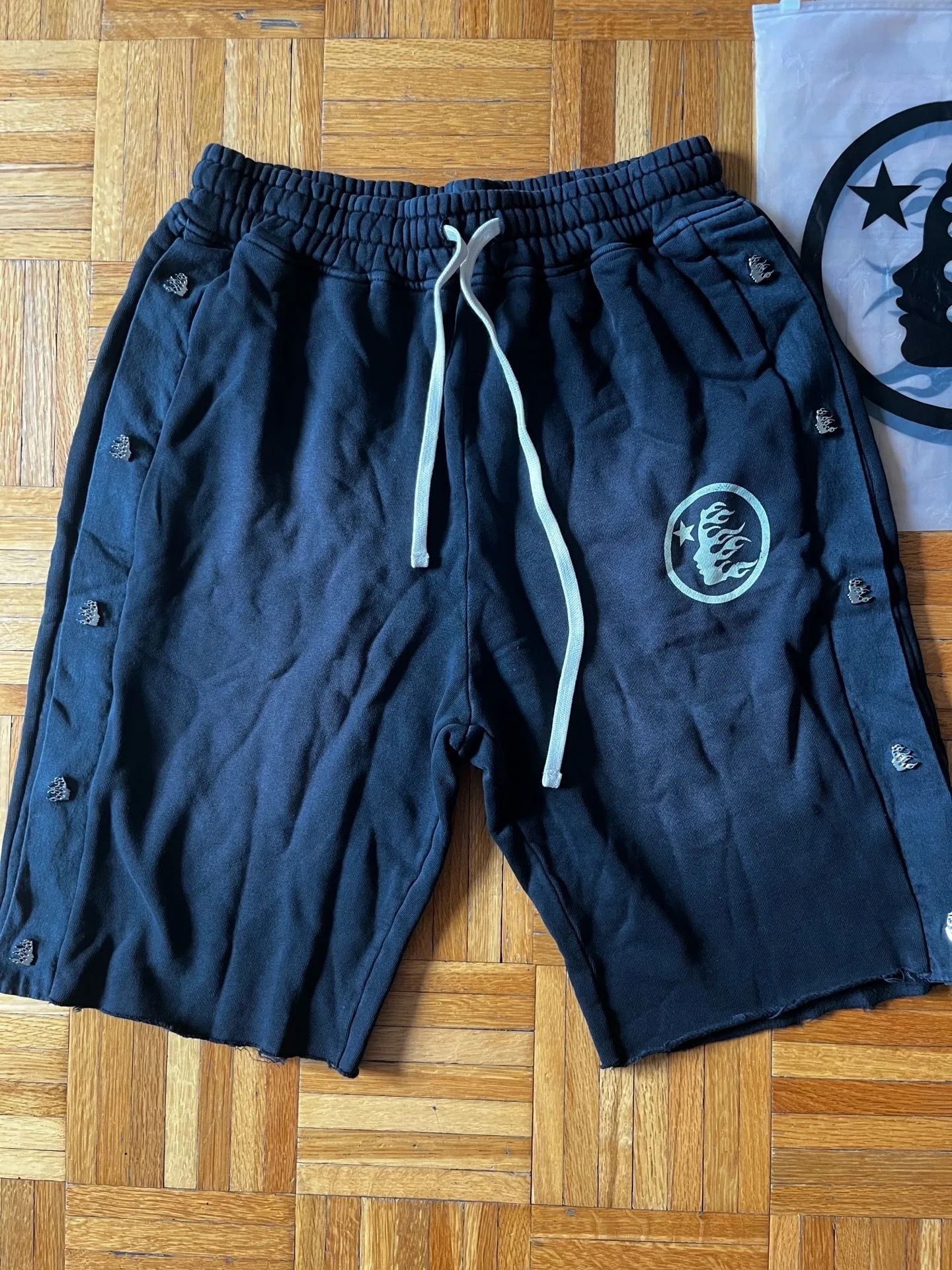 Hellstar shorts with metallic stylish studs Size Medium