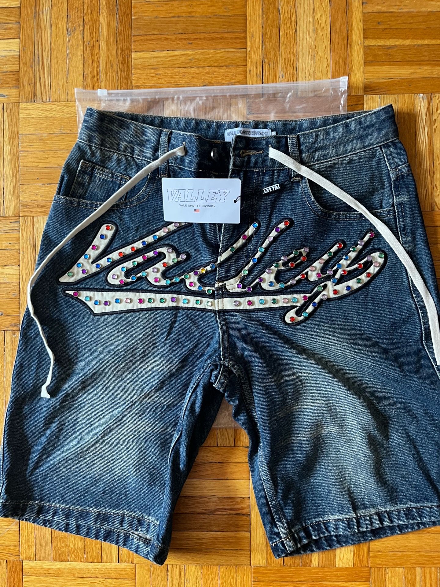 VALE JEAN SHORTS SIZE MEDIUM(32)