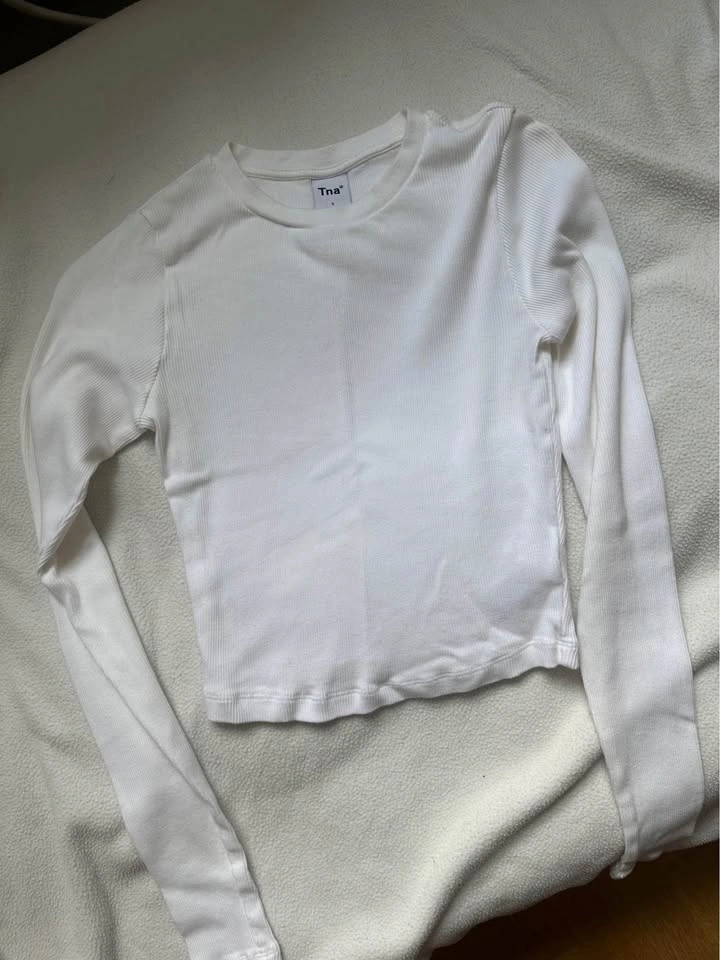 Set of 2 - Aritzia Long Sleeve Cropped TShirts - photo 2