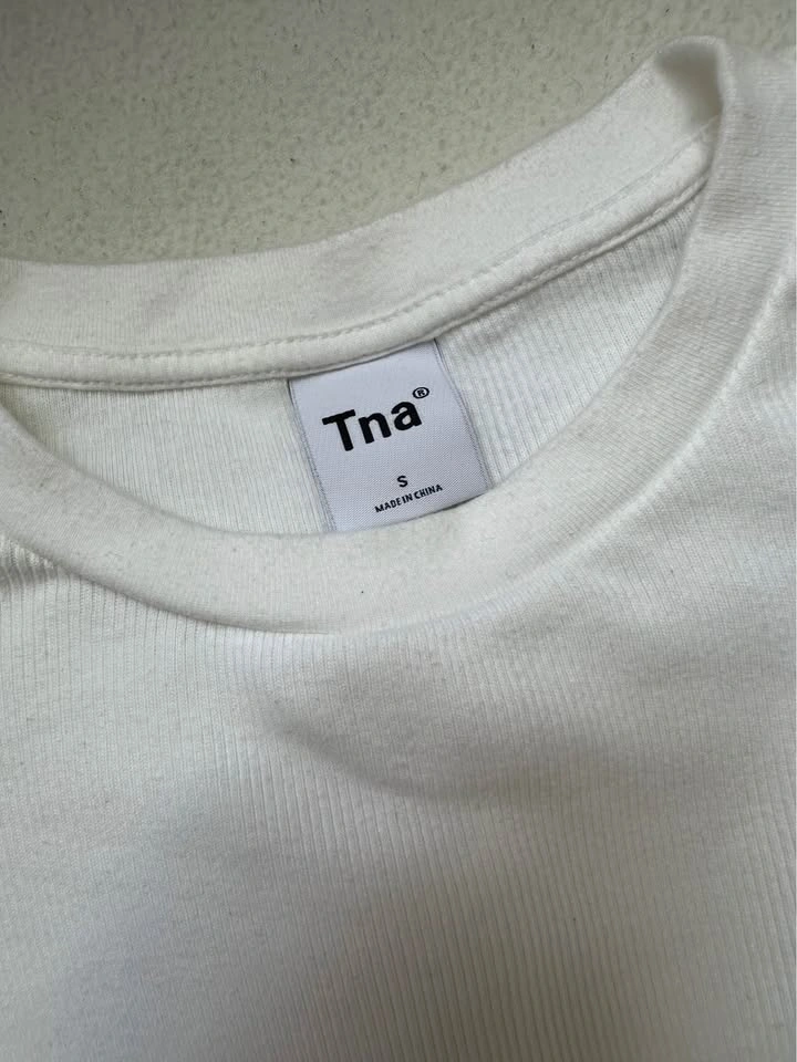 Set of 2 - Aritzia Long Sleeve Cropped TShirts - photo 3