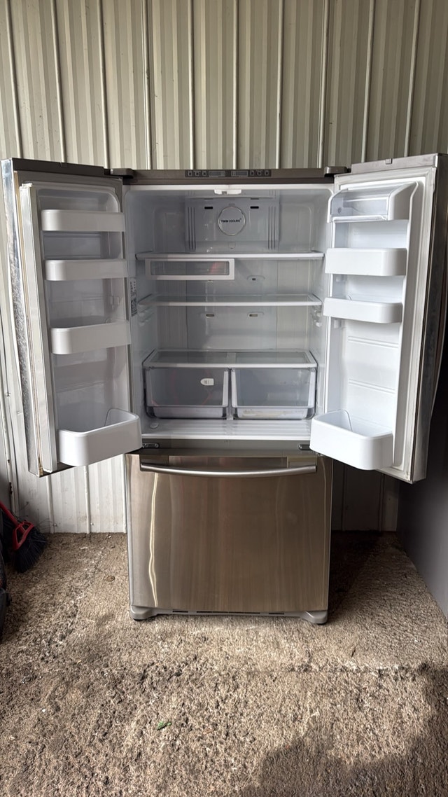 32 inch Samsung Refrigerator - photo 2