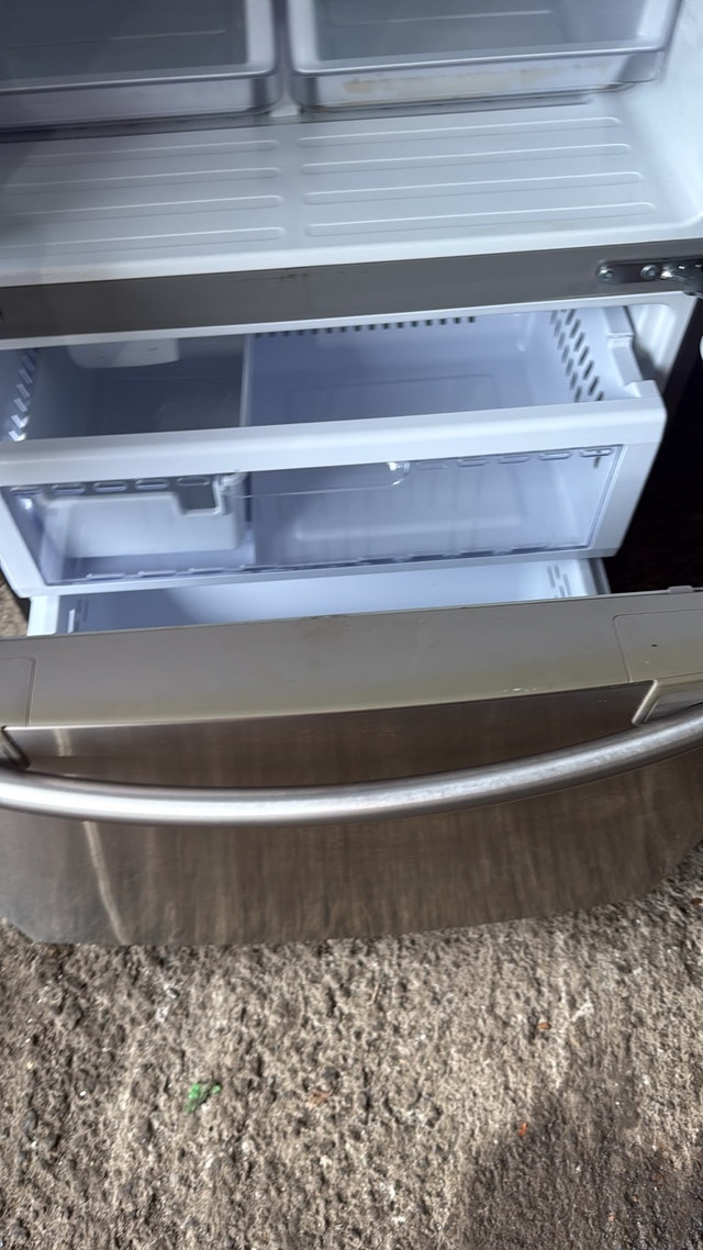 32 inch Samsung Refrigerator - photo 4
