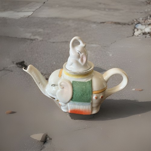 VTG Asian Elephant Teapot w/ Baby Elephant Lid Gold Trim