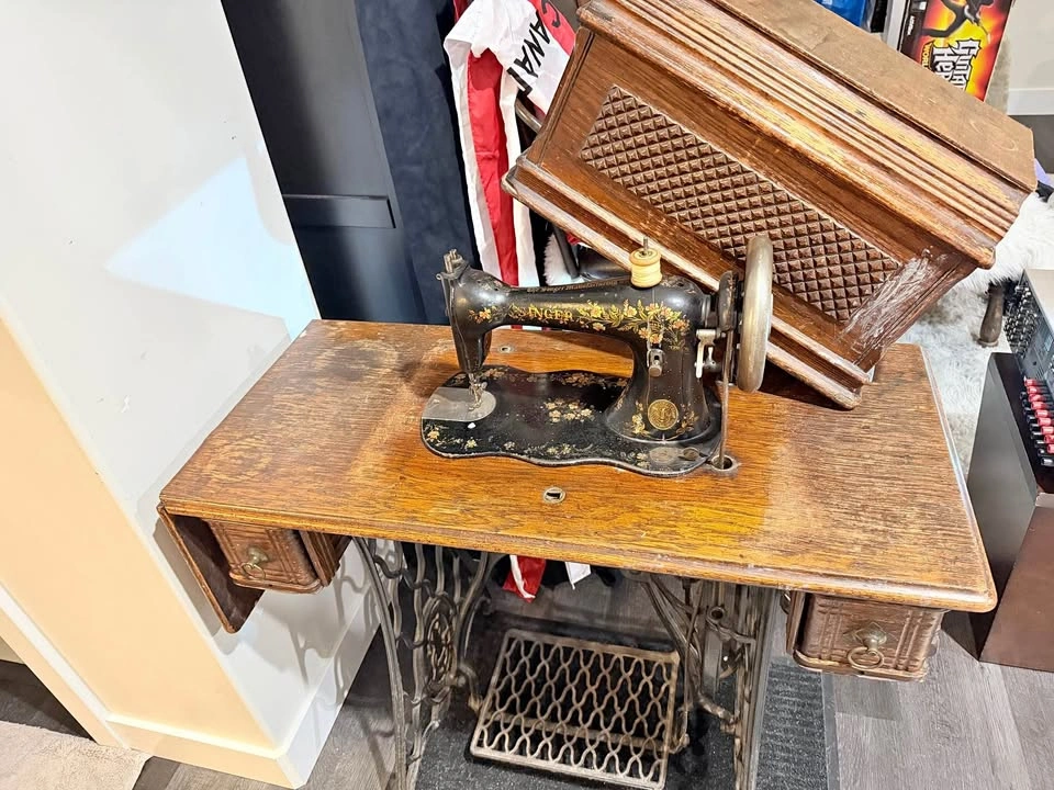 1890 Antique Singer Treadle Sewing Machine & Wood Cabinet