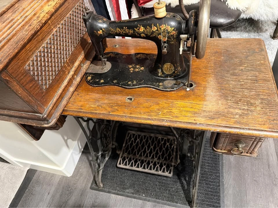 1890 Antique Singer Treadle Sewing Machine & Wood Cabinet - photo 2