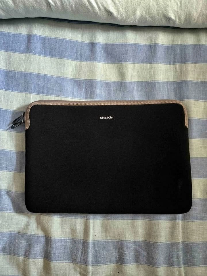 COTE ET CIEL 14" LAPTOP/MACBOOK SLEEVE IN BLACK AND DARK GREY