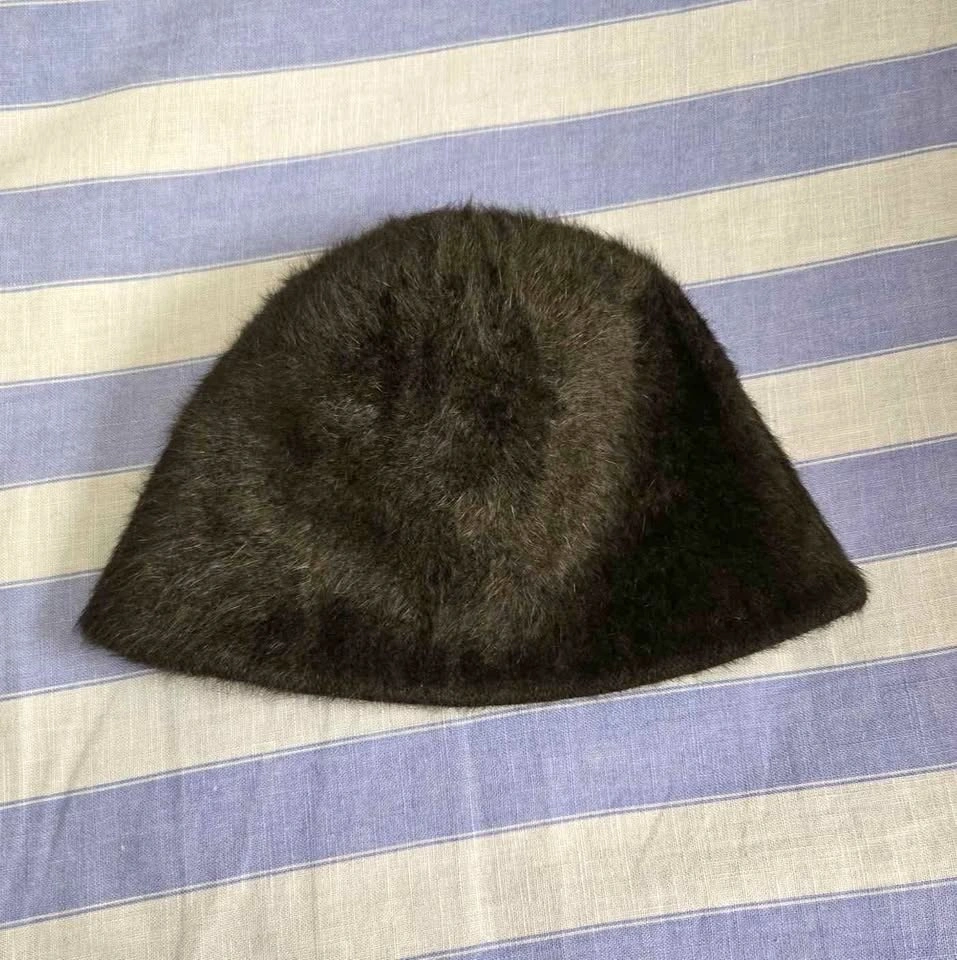 FUZZY BUCKET HAT IN BLACK