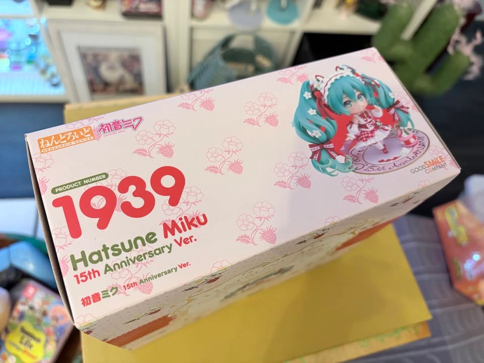 Hatsune Miku 15th Anniversary Ver. Nendoroid - photo 5