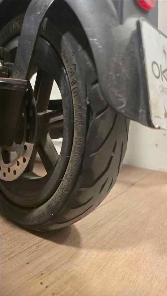 OKAI ES30 Plus Electric Scooter – As-Is (Rear Tire Puncture) - photo 3