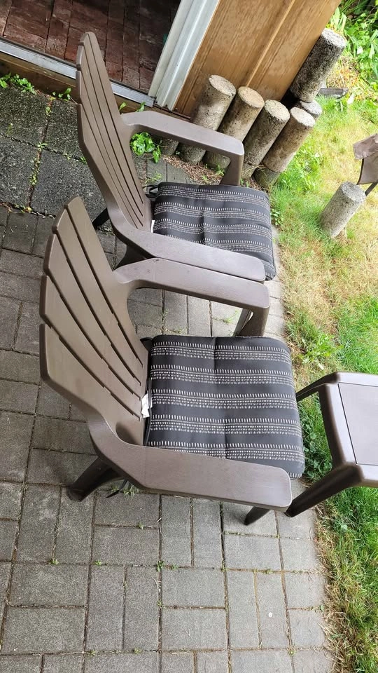 3 Plastic Adirondack Chairs + Side Table - photo 2