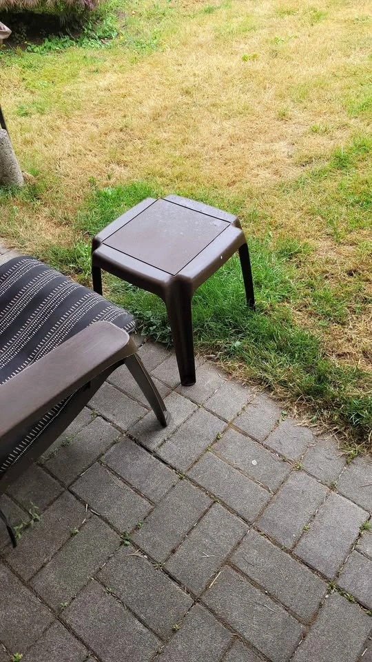 3 Plastic Adirondack Chairs + Side Table - photo 3