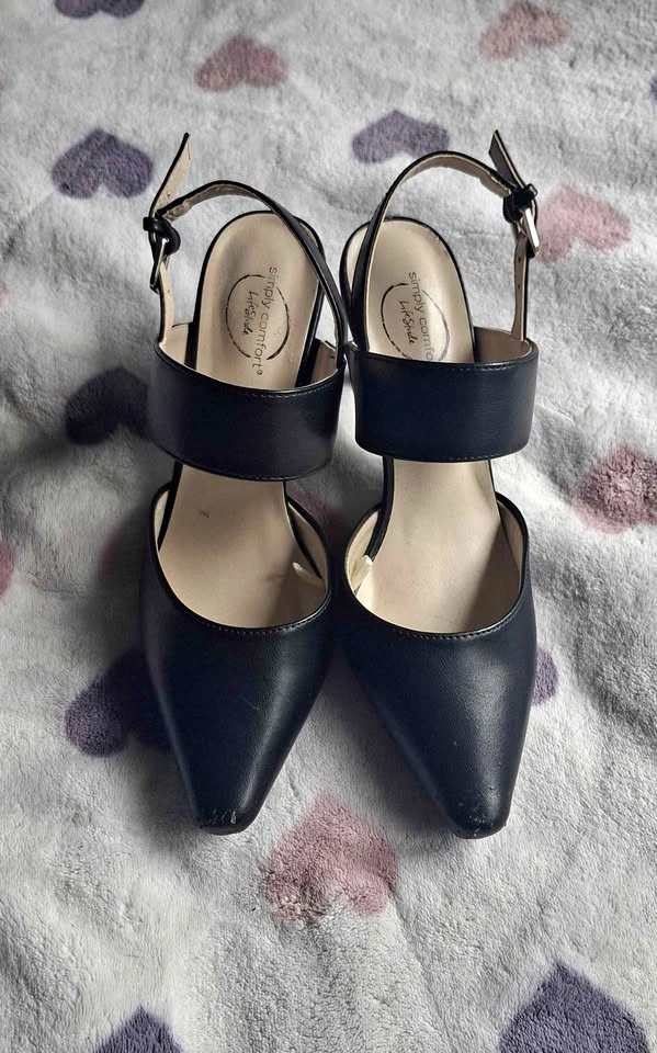 Black pumps
