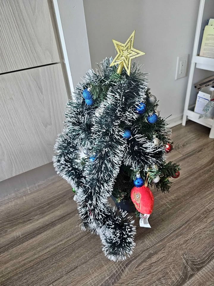 FREE - Christmas tree