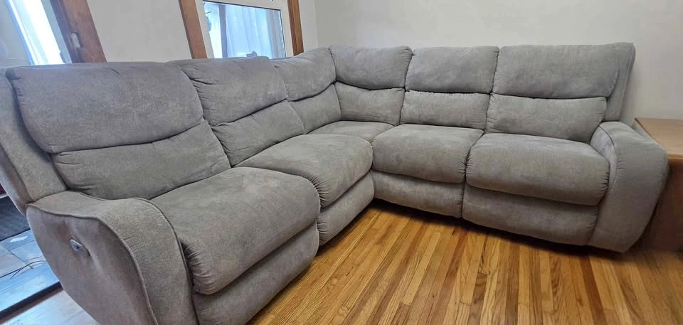 Franklin Power Reclining Sectional – Like New