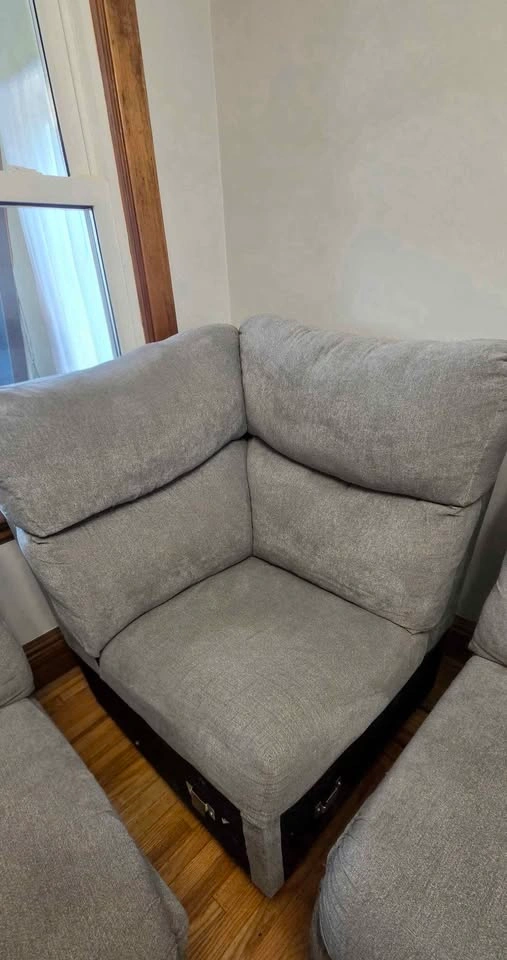 Franklin Power Reclining Sectional – Like New - photo 4